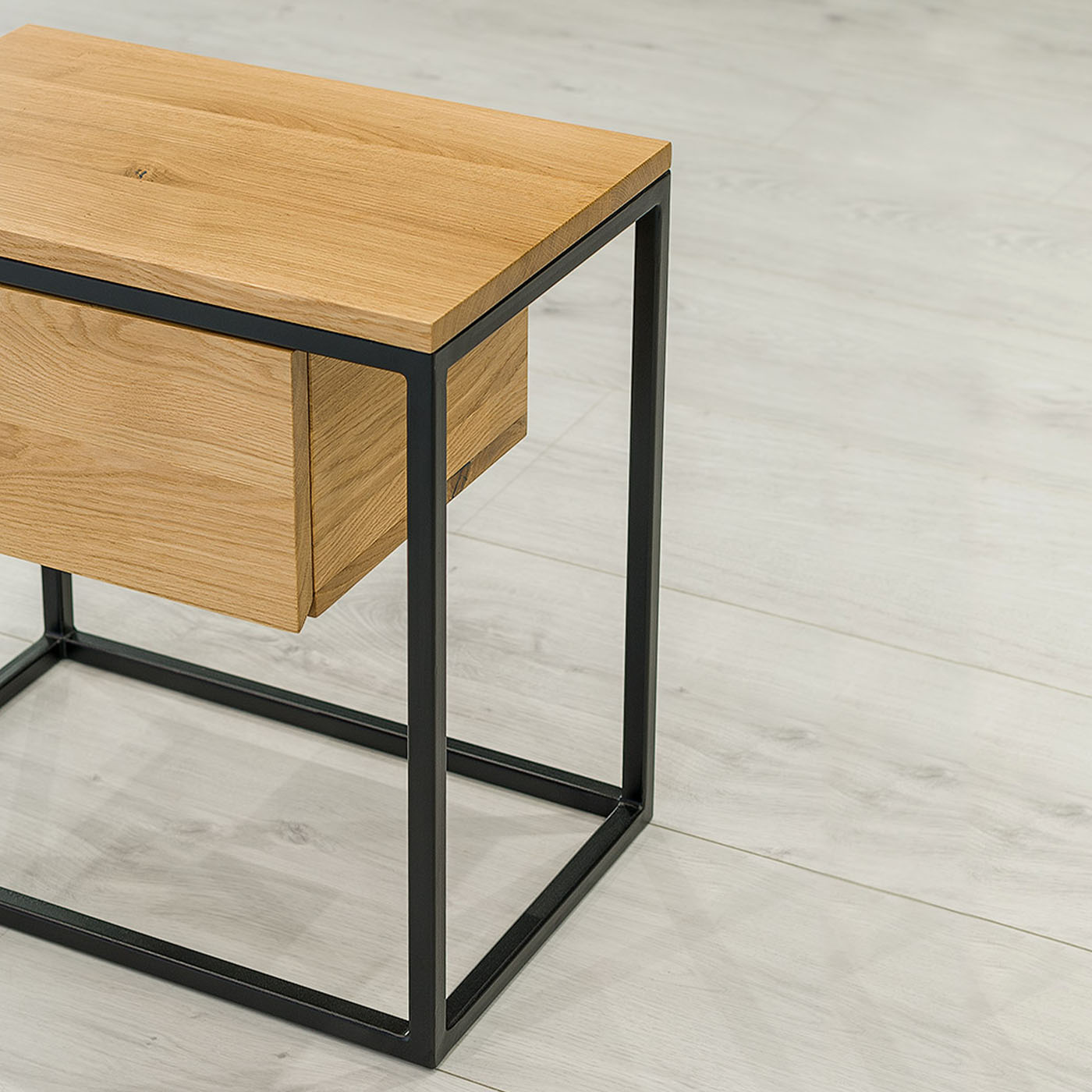 Nachttisch Hover aus Massivholz