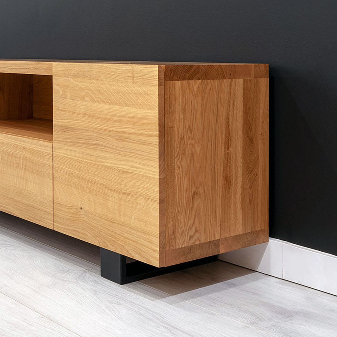 Lift-TV-Schrank aus massivem Holz