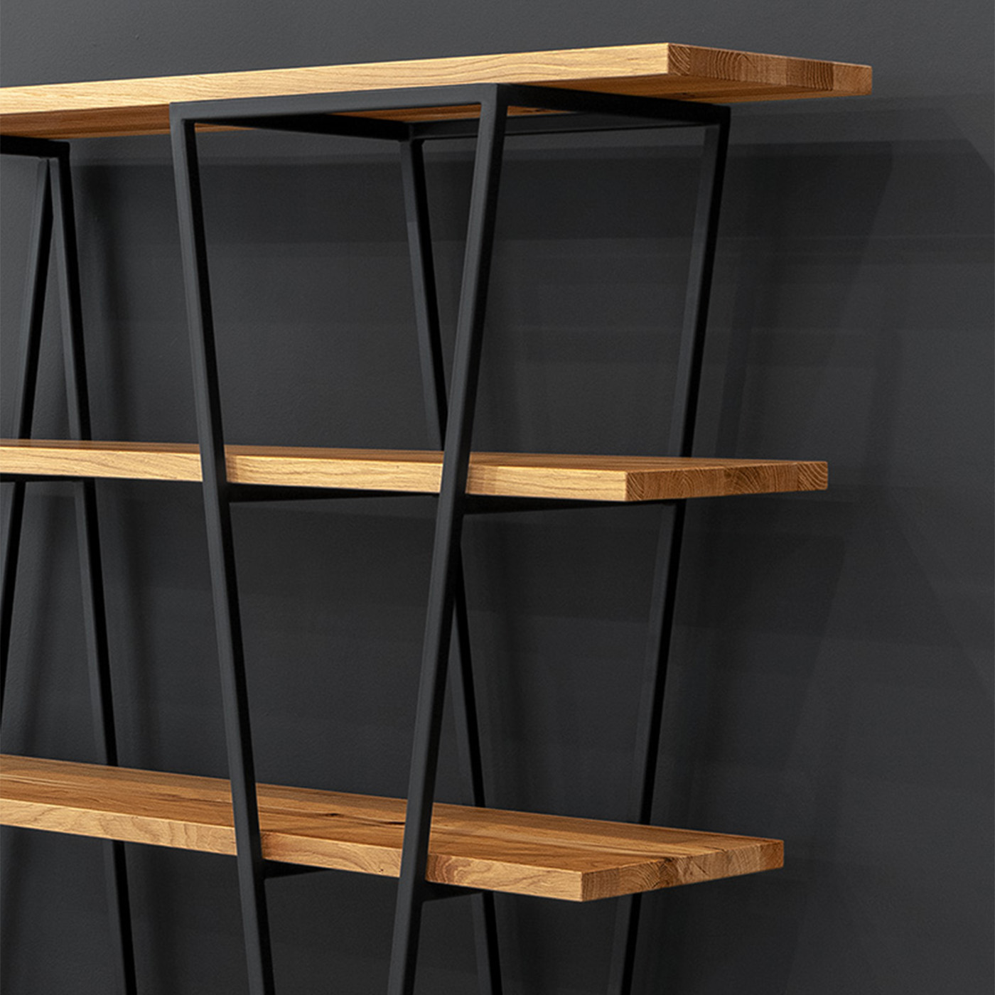 Industrielles Tilt-Bücherregal aus massivem Holz