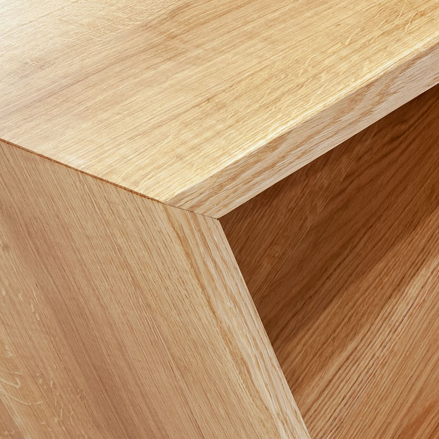 Void-Couchtisch aus massivem Holz