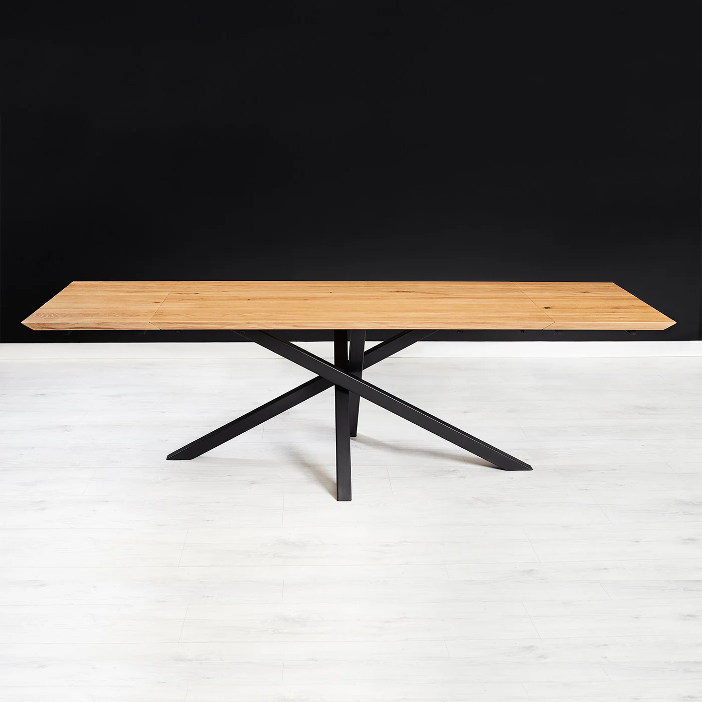 Ausziehbarer Slant-Tisch aus Massivholz
