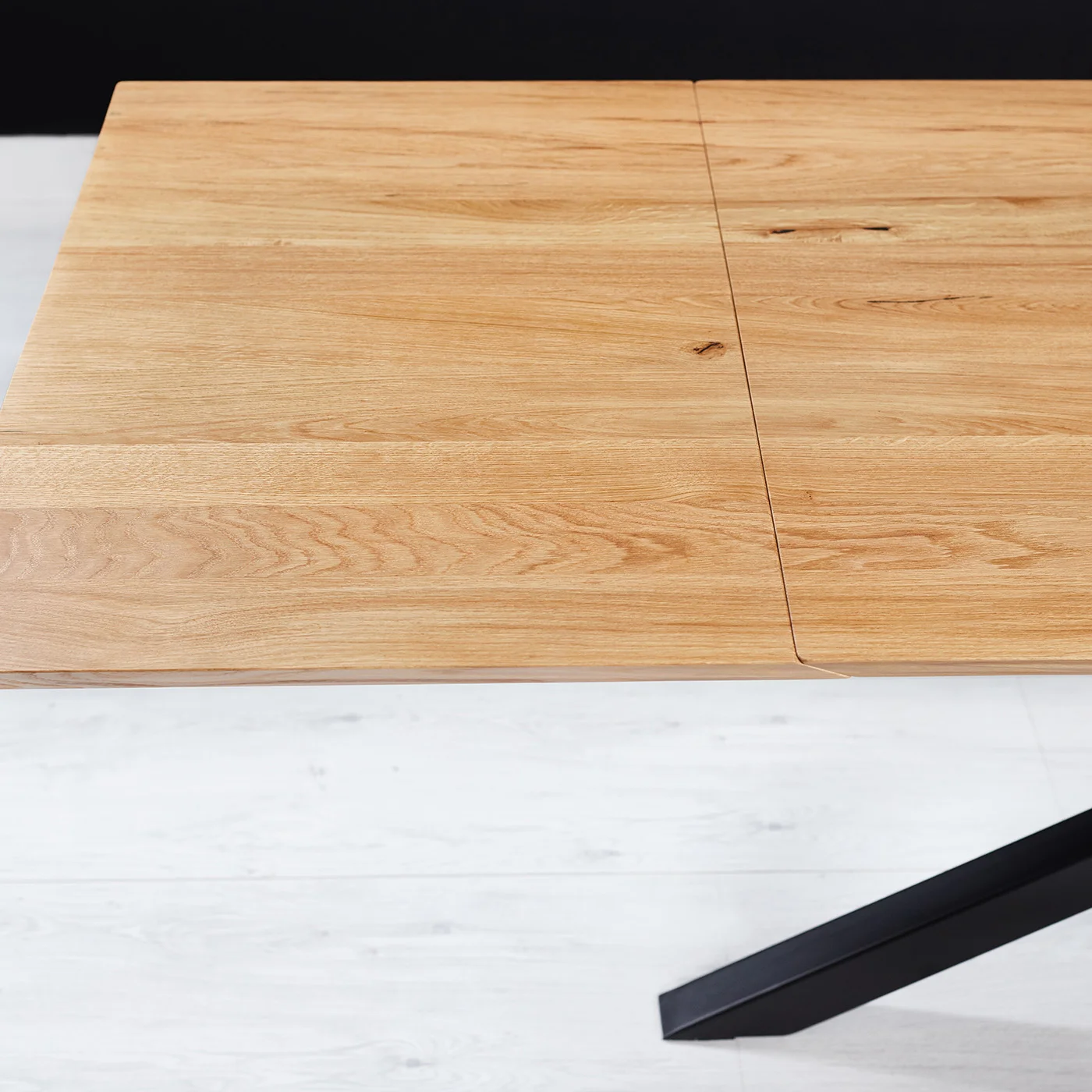Ausziehbarer Slant-Tisch aus Massivholz
