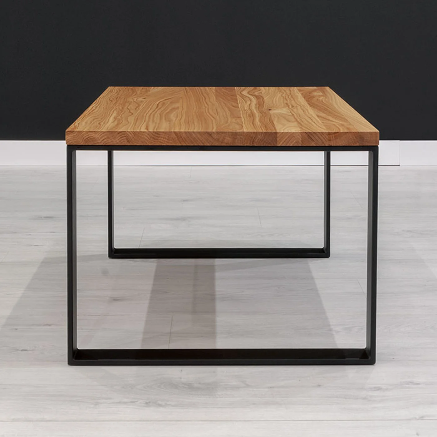 Slim-Couchtisch aus Holz und Metall
